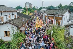 詹姆斯：已经两周没见过布朗尼了 他能来看球真是太好了